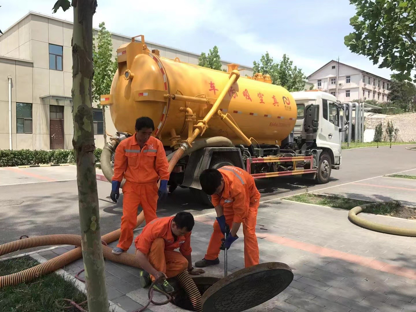 台前管道疏通车停在窨井附近