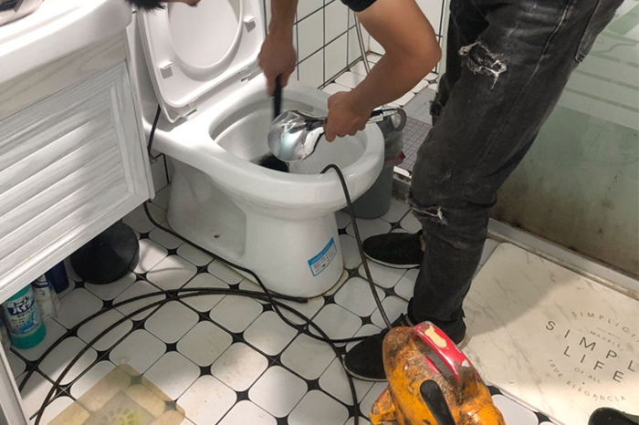 台前马桶堵塞自己疏通还是找师傅?专业上门服务让你省时更省心